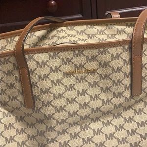 🎉 Michale Kors Women’s bag.